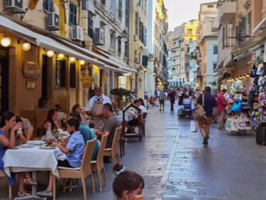 CORFLU ŞEHRİ, 2 AĞUSTOS 2021, CORFU ŞEHRİ ALANLARI VE AVUKLARI, GREECE Corfu Adası sokakları ve Yunanistan 'daki turizm beldesi