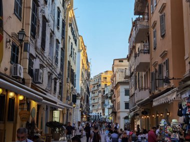 CORFLU ŞEHRİ, 2 AĞUSTOS 2021, CORFU ŞEHRİ ALANLARI VE AVUKLARI, GREECE Corfu Adası sokakları ve Yunanistan 'daki turizm beldesi