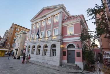 CORFLU ŞEHRİ, 2 AĞUSTOS 2021, CORFU ŞEHRİ ALANLARI VE AVUKLARI, GREECE Corfu Adası sokakları ve Yunanistan 'daki turizm beldesi