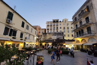 CORFLU ŞEHRİ, 2 AĞUSTOS 2021, CORFU ŞEHRİ ALANLARI VE AVUKLARI, GREECE Corfu Adası sokakları ve Yunanistan 'daki turizm beldesi