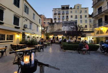 CORFLU ŞEHRİ, 2 AĞUSTOS 2021, CORFU ŞEHRİ ALANLARI VE AVUKLARI, GREECE Corfu Adası sokakları ve Yunanistan 'daki turizm beldesi