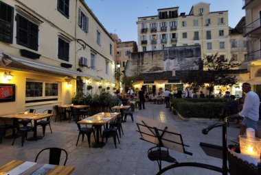 CORFLU ŞEHRİ, 2 AĞUSTOS 2021, CORFU ŞEHRİ ALANLARI VE AVUKLARI, GREECE Corfu Adası sokakları ve Yunanistan 'daki turizm beldesi