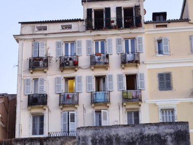 CORFLU ŞEHRİ, 2 AĞUSTOS 2021, CORFU ŞEHRİ ALANLARI VE AVUKLARI, GREECE Corfu Adası sokakları ve Yunanistan 'daki turizm beldesi