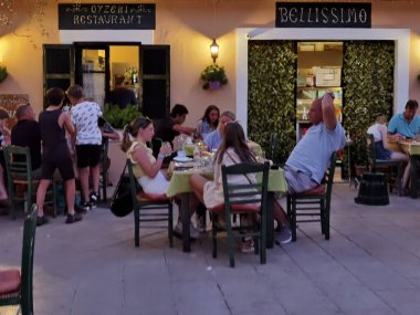 CORFLU ŞEHRİ, 2 AĞUSTOS 2021, CORFU ŞEHRİ ALANLARI VE AVUKLARI, GREECE Corfu Adası sokakları ve Yunanistan 'daki turizm beldesi