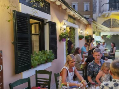 CORFLU ŞEHRİ, 2 AĞUSTOS 2021, CORFU ŞEHRİ ALANLARI VE AVUKLARI, GREECE Corfu Adası sokakları ve Yunanistan 'daki turizm beldesi
