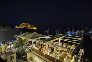 CORFLU ŞEHRİ, 2 AĞUSTOS 2021, CORFU ŞEHRİ ALANLARI VE AVUKLARI, GREECE Corfu Adası sokakları ve Yunanistan 'daki turizm beldesi