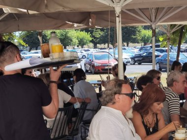 CORFLU ŞEHRİ, 2 AĞUSTOS 2021, CORFU ŞEHRİ ALANLARI VE AVUKLARI, GREECE Corfu Adası sokakları ve Yunanistan 'daki turizm beldesi