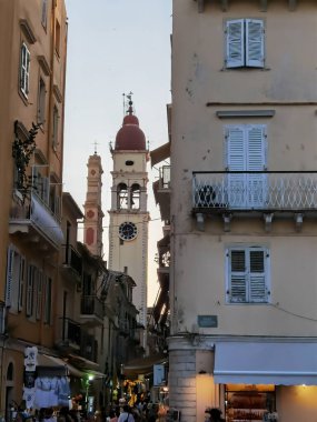 CORFU ŞEHRİ, GREECE, 12 AĞUSTOS 2021, ST. SPRYRIDON KİLİSESİ VE İNSANLAR,
