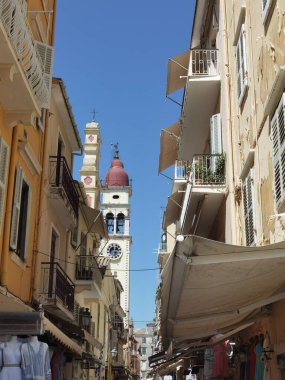 CORFU ŞEHRİ, GREECE, 12 AĞUSTOS 2021, ST. SPRYRIDON KİLİSESİ VE İNSANLAR,