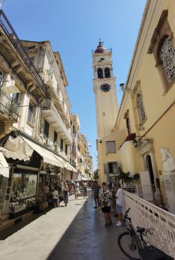 CORFU ŞEHRİ, GREECE, 12 AĞUSTOS 2021, ST. SPRYRIDON KİLİSESİ VE İNSANLAR,