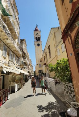 CORFU ŞEHRİ, GREECE, 12 AĞUSTOS 2021, ST. SPRYRIDON KİLİSESİ VE İNSANLAR,