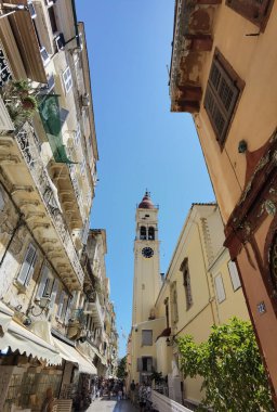 CORFU ŞEHRİ, GREECE, 12 AĞUSTOS 2021, ST. SPRYRIDON KİLİSESİ VE İNSANLAR,