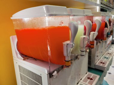 Yaz mevsiminde bir dükkanda granita buzlu içecek hazırlığı.