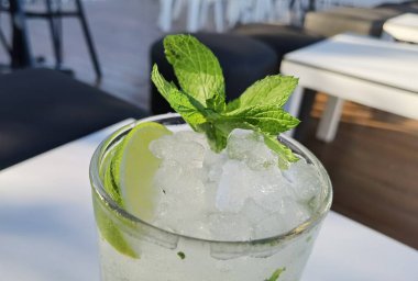 Buzlu mojito drik ve yeşil nane yaprağı ve masada ruh, yaz tatili.