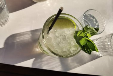 Buzlu mojito drik ve yeşil nane yaprağı ve masada ruh, yaz tatili.