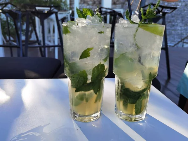 Mojito Drik Льдом Мятой Зеленый Лист Дух Столе Летние Каникулы — стоковое фото