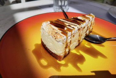 Mavi tabakta çilek soslu tatlı. 