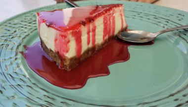 Mavi tabakta çilek soslu tatlı. 