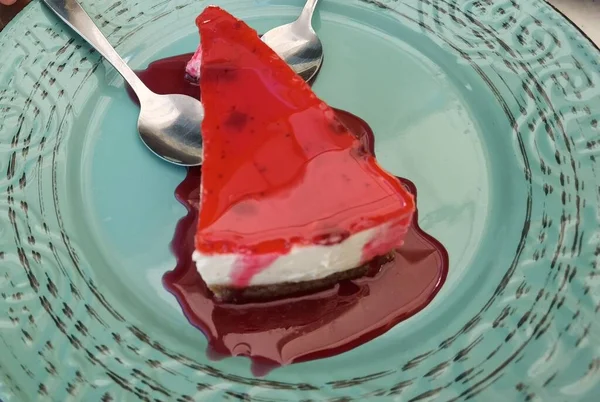 Sucré Avec Sirop Fraise Sur Plaque Bleue — Photo