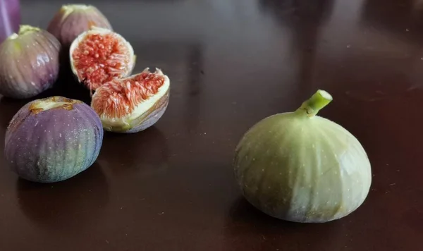 Figues Figue Sur Une Table Bois Mûre Entière Coupée Mûre — Photo