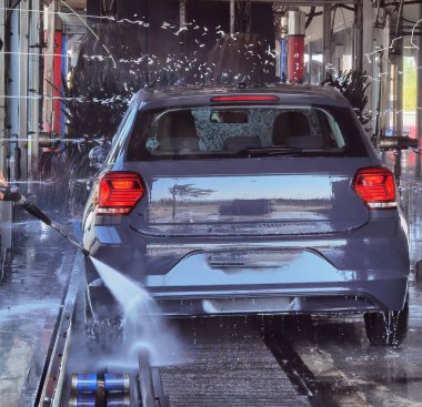 Temiz araba köpüğü sabunlu araba yıkama arka planı 