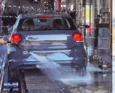 Temiz araba köpüğü sabunlu araba yıkama arka planı 