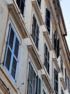 Korfu şehrinin pencereleri Yunanca, arkaplan için eski tarz geleneksel vintage