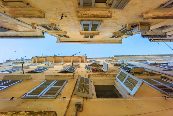 Korfu şehrinin pencereleri Yunanca, arkaplan için eski tarz geleneksel vintage