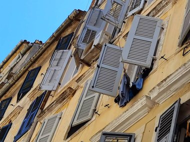 Korfu şehrinin pencereleri Yunanca, arkaplan için eski tarz geleneksel vintage