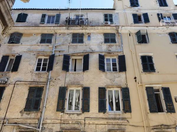 科孚市的窗户窗户希腊 旧式传统复古背景 — 图库照片