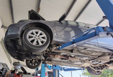  Araba servisi kayganlaştırıcı değiştiriyor, araba tamir ediyor.