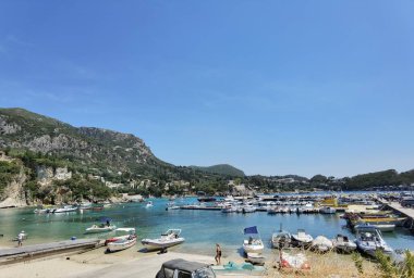 PALAOKASTRITSA KUŞAĞI, GREECE, 7 AĞUSTOSTRITSA 2021, PALAIOKASTRITSA KUŞUKLARINDA YÜKSEYE YÜKSEL VE YAŞAĞI HAYATLARINDA BAŞLAR,