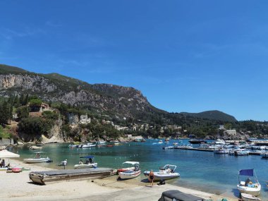 PALAOKASTRITSA KUŞAĞI, GREECE, 7 AĞUSTOSTRITSA 2021, PALAIOKASTRITSA KUŞUKLARINDA YÜKSEYE YÜKSEL VE YAŞAĞI HAYATLARINDA BAŞLAR,