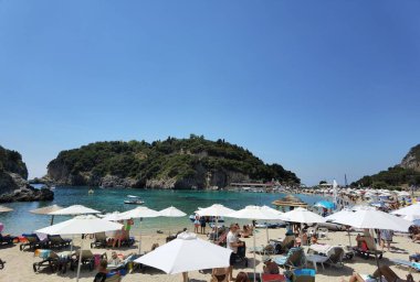 PALAOKASTRITSA KUŞAĞI, GREECE, 7 AĞUSTOSTRITSA 2021, PALAIOKASTRITSA KUŞUKLARINDA YÜKSEYE YÜKSEL VE YAŞAĞI HAYATLARINDA BAŞLAR,