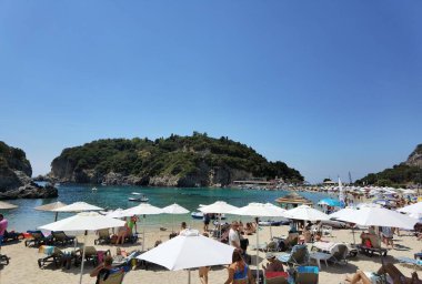 PALAOKASTRITSA KUŞAĞI, GREECE, 7 AĞUSTOSTRITSA 2021, PALAIOKASTRITSA KUŞUKLARINDA YÜKSEYE YÜKSEL VE YAŞAĞI HAYATLARINDA BAŞLAR,