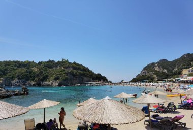 PALAOKASTRITSA KUŞAĞI, GREECE, 7 AĞUSTOSTRITSA 2021, PALAIOKASTRITSA KUŞUKLARINDA YÜKSEYE YÜKSEL VE YAŞAĞI HAYATLARINDA BAŞLAR,