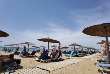 CHALICOUNAS BEACH, GREECE, 5 AĞUSTOS 2021, CORFU Adasındaki HALIKOUNAS BEACA VE BA