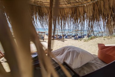 CHALICOUNAS BEACH, GREECE, 5 AĞUSTOS 2021, CORFU Adasındaki HALIKOUNAS BEACA VE BA