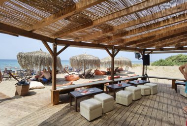 CHALICOUNAS BEACH, GREECE, 5 AĞUSTOS 2021, CORFU Adasındaki HALIKOUNAS BEACA VE BA