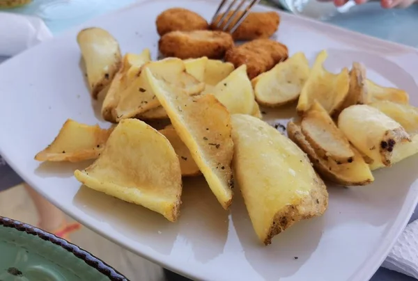 Hamburger Aardappelen Een Plaat Zijaanzicht — Stockfoto