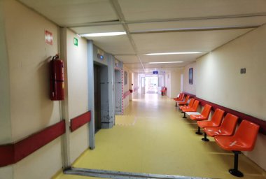 Hastane koridoru tekerlekli sandalye cerrahi yatak modern sağlık 