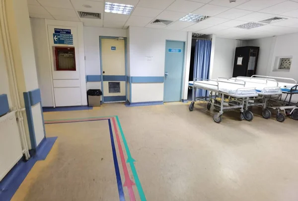 病院の廊下現代の車椅子手術台現代の健康 — ストック写真