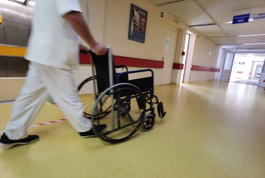 Hastane koridoru tekerlekli sandalye cerrahi yatak modern sağlık 