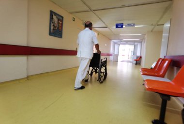 Hastane koridoru tekerlekli sandalye cerrahi yatak modern sağlık 