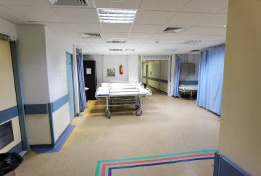 Hastane koridoru tekerlekli sandalye cerrahi yatak modern sağlık 