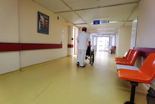 Hastane koridoru tekerlekli sandalye cerrahi yatak modern sağlık 