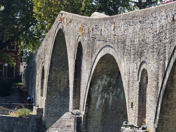 Ponte Velha Arqueada Arta Cidade Grécia Verão Temporada Sob Árvores — Fotografia de Stock