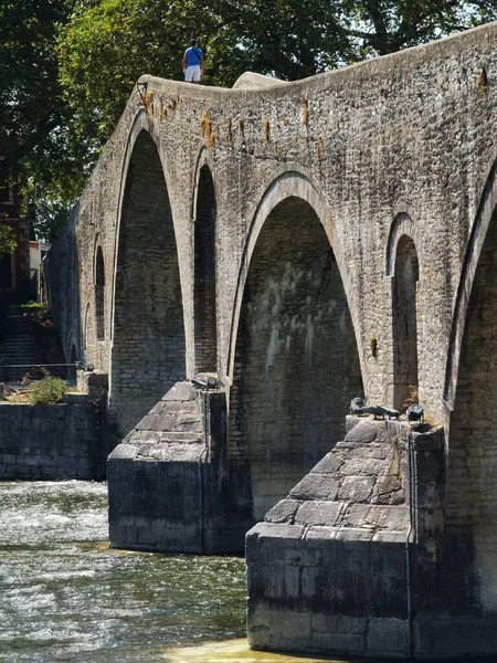 Γέφυρα Παλιά Τοξωτή Στην Πόλη Της Arta Ελλάδα Κατά Θερινή — Φωτογραφία Αρχείου