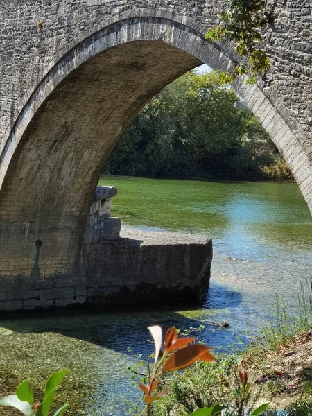 Ponte Velha Arqueada Arta Cidade Grécia Verão Temporada Sob Árvores — Fotografia de Stock