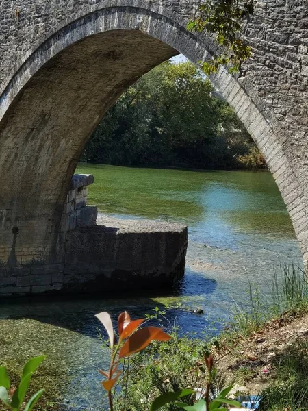 アルタ市の古い橋は夏に木の下にアーチ型になり — ストック写真
